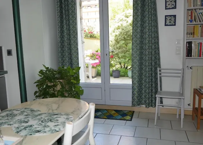 Aux Minimes - Au Jardin Des Alouettes