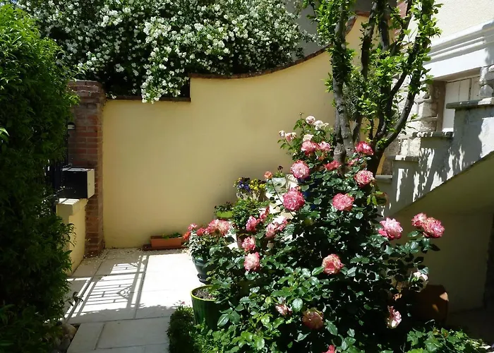 Aux Minimes - Au Jardin Des Alouettes * تولوز